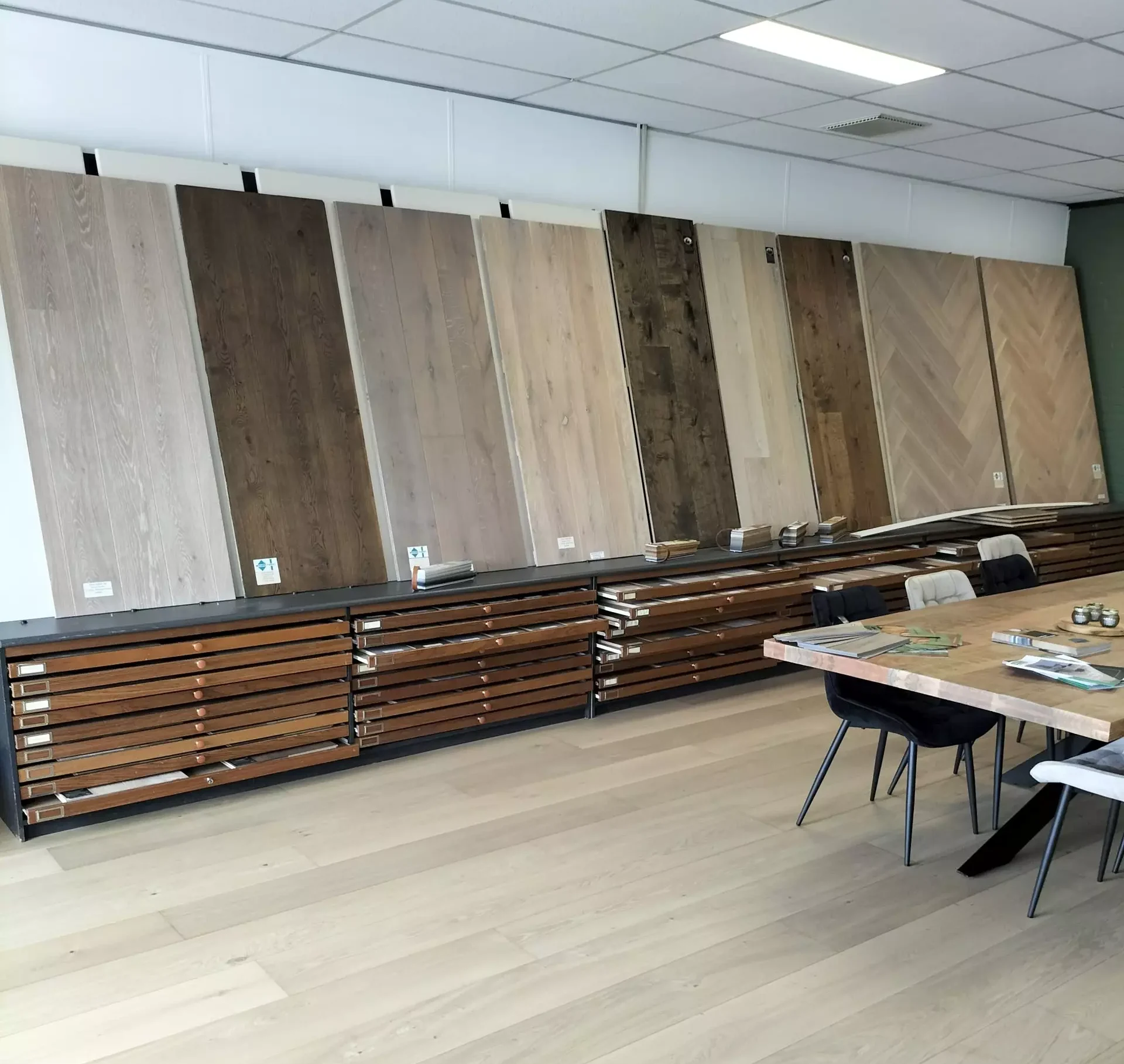 Wiggers Parket showroom vloeren wand
