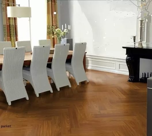 Woonkamer met tapis parketvloer